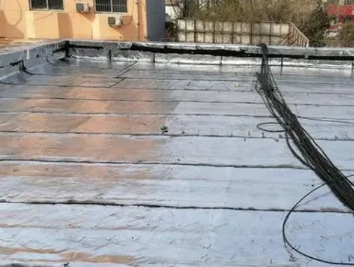 海宁卫生间漏水维修公司分享下海宁屋面楼顶防水刚性防水层施工要点。